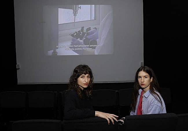 Mirari Echávarri e Irati Gorostidi, autoras del documental 'San Simón 62', en la Sala Z del Artium.