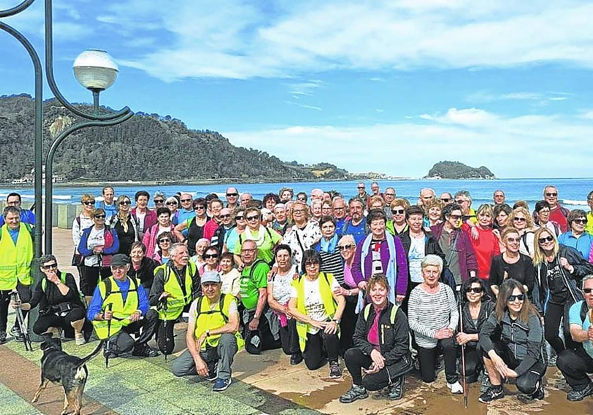 Las personas participantes en distintos niveles se reúnen al concluir las caminatas.