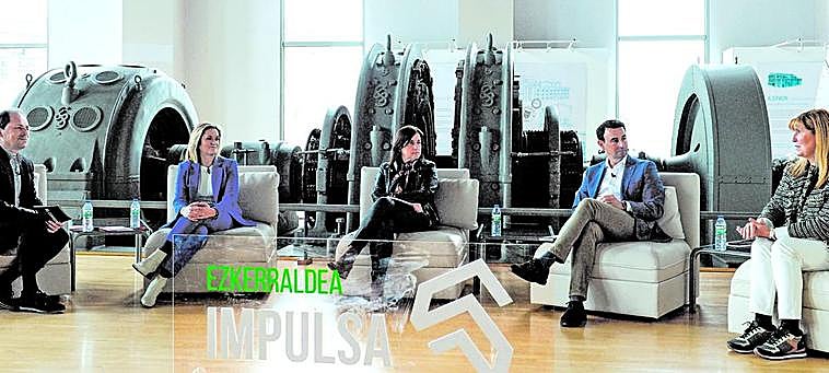 El responsable de la Edición Impresa de EL CORREO, Antonio Santos, charla con la alcaldesa de Barakaldo, Amaia del Campo; con la de Santurtzi, Aintzane Urkijo; con el regidor de Portugalete, Mikel Torres, y con la de Sestao, Ainhoa Basabe, en el BIC Bizkaia Ezkerraldea.