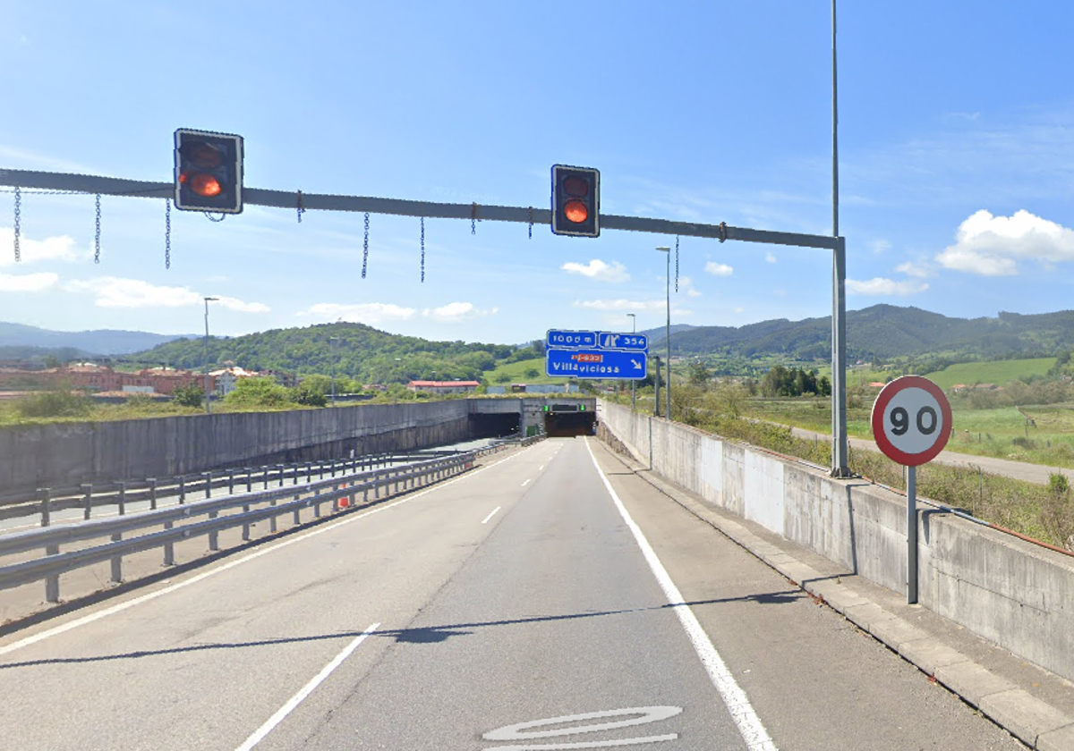 La autopista A-8, en dirección a Galicia, a su paso por Villaviciosa, en el municipio donde ha fallecido el vecino de Sestao.