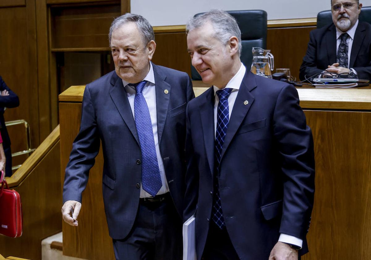 El consejero de Economía, Pedro Azpiazu, y el lehendakari, Iñigo Urkullu, durante un pleno en el Parlamento vasco.