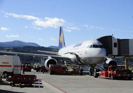 Un avión de Lufthansa carga bodegas en Loiu antes de emprender rumbo a Alemania.