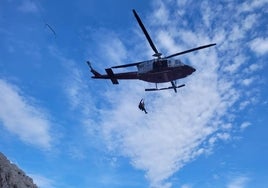 Muere una senderista de Bilbao tras caer al vacío desde el Pico Lavalle en Arredondo