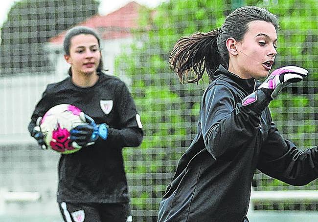 Dos porteras del Peña Athletic en un entrenamiento.