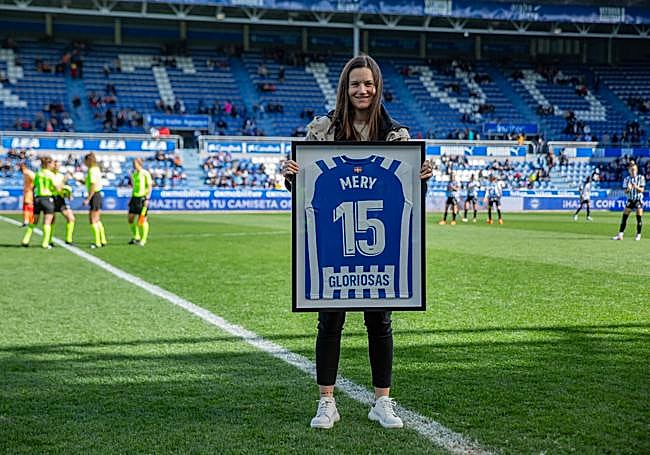 Mery recibe una camiseta conmemorativa por su trayectoria deportiva en el Deportivo Alavés Gloriosas.