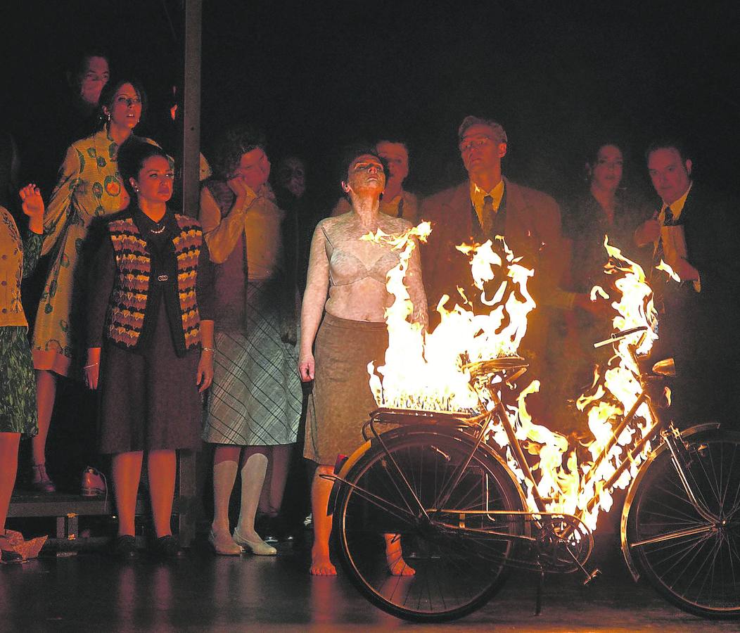 'El ángel de fuego', la ópera dirigida por Calixto Bieito, opta al premio a mejor espectáculo lírico.