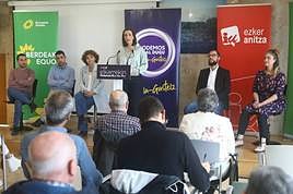 Garbiñe Ruiz junto a Pilar Garrido y el resto de la lista al Ayuntamiento de Vitoria.