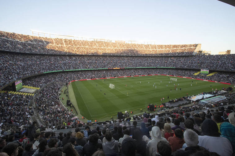 La Kings League arrasa en el Camp Nou: 92.522 personas, llegada en helicóptero y un récord mundial