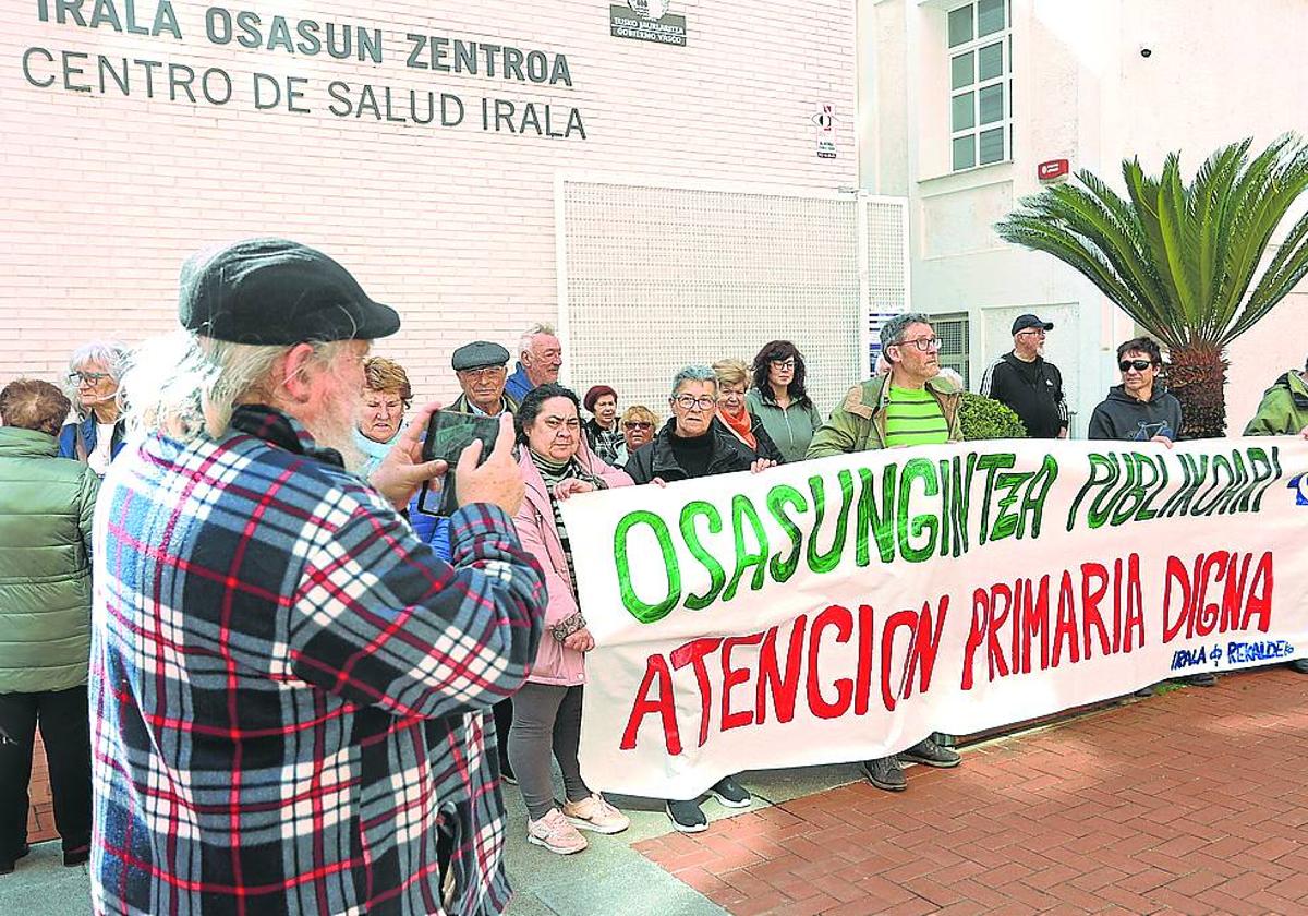 Protesta de vecinos del barrio bilbaíno de Irala contra el declive de la atención primaria.