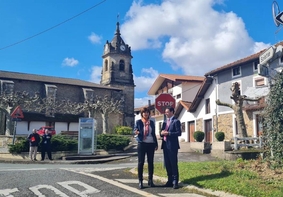 La alcaldesa Ana Rubio con Imanol Pradales, Diputado Foral de Infraestructuras y Desarrollo Territorial en Gamiz.