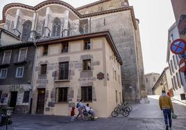 El edificio se sitúa en el número 103 junto a la catedral y cuenta con salas ideadas para acoger talleres escolares.