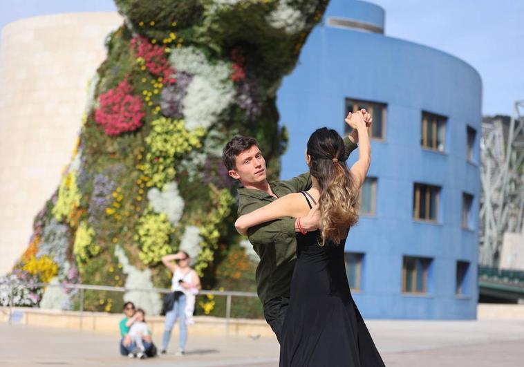 El joven ucraniano Artem disfruta con los bailes que se marca por las calles de Bilbao.