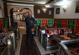 Fathallah Amamou posa en su comedor.