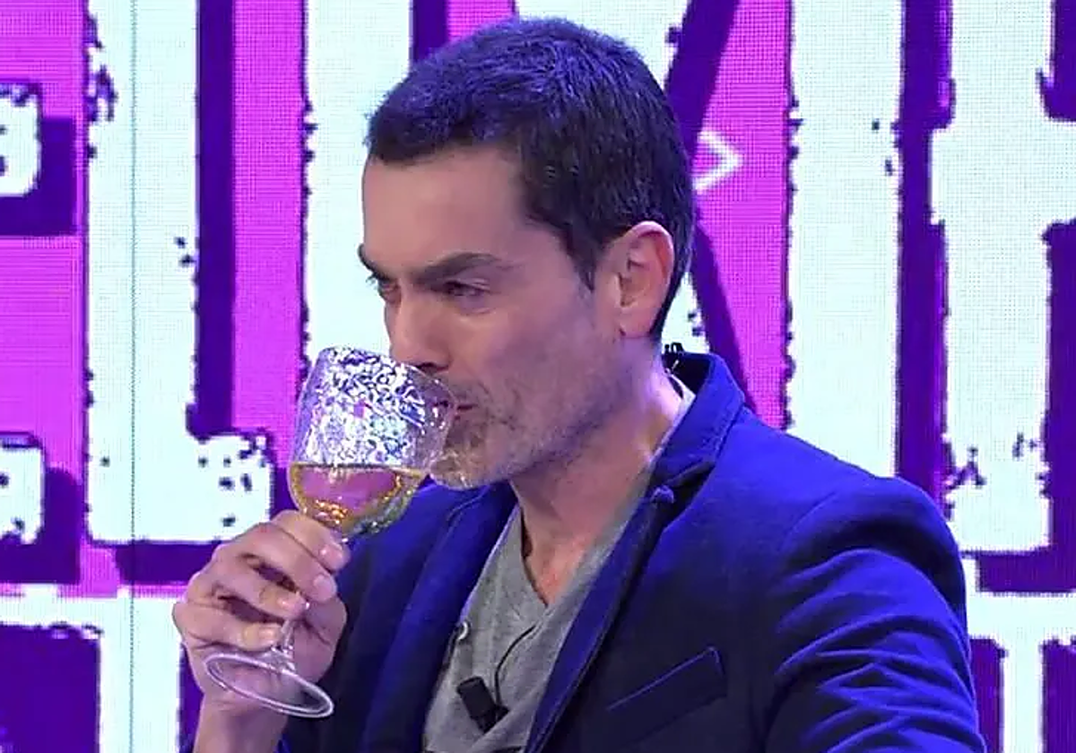 Un periodista de 'Fiesta' se bebe su orina en directo y Emma García explota