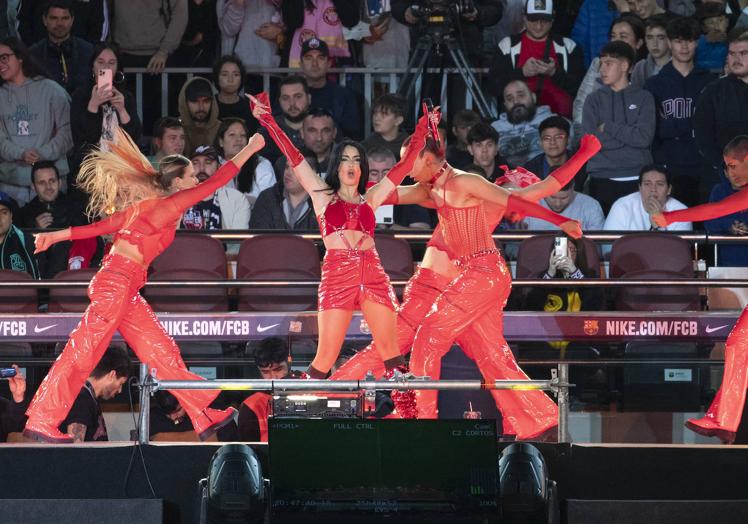 La actriz y cantante Lali Expósito, durante su actuación en el Camp Nou.