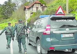 Agentes de la Guardia Civil intervienen en la operación contra la prostitución en Zorroza.