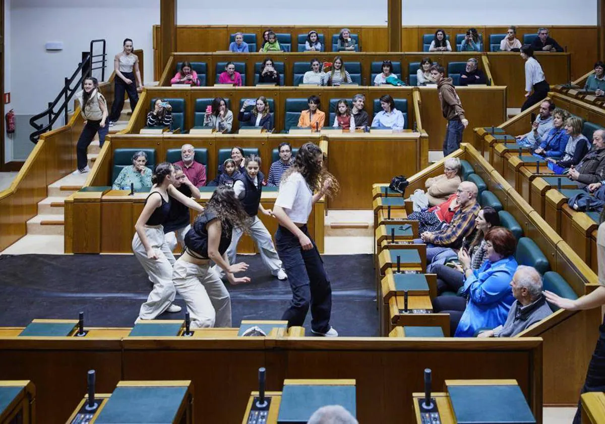 El Tiktok viral en el Parlamento vasco de una escuela de baile alavesa | El  Correo