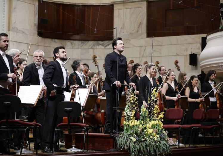 Imagen principal - Euskadiko Orkestra culmina su debut polaco y se gana la ovación de Varsovia