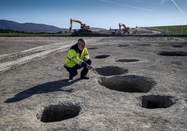 El arqueólogo Leandro Sánchez Zufiaurre muestra los silos neolíticos de 5.000 años de antigüedad hallados en Júndiz.