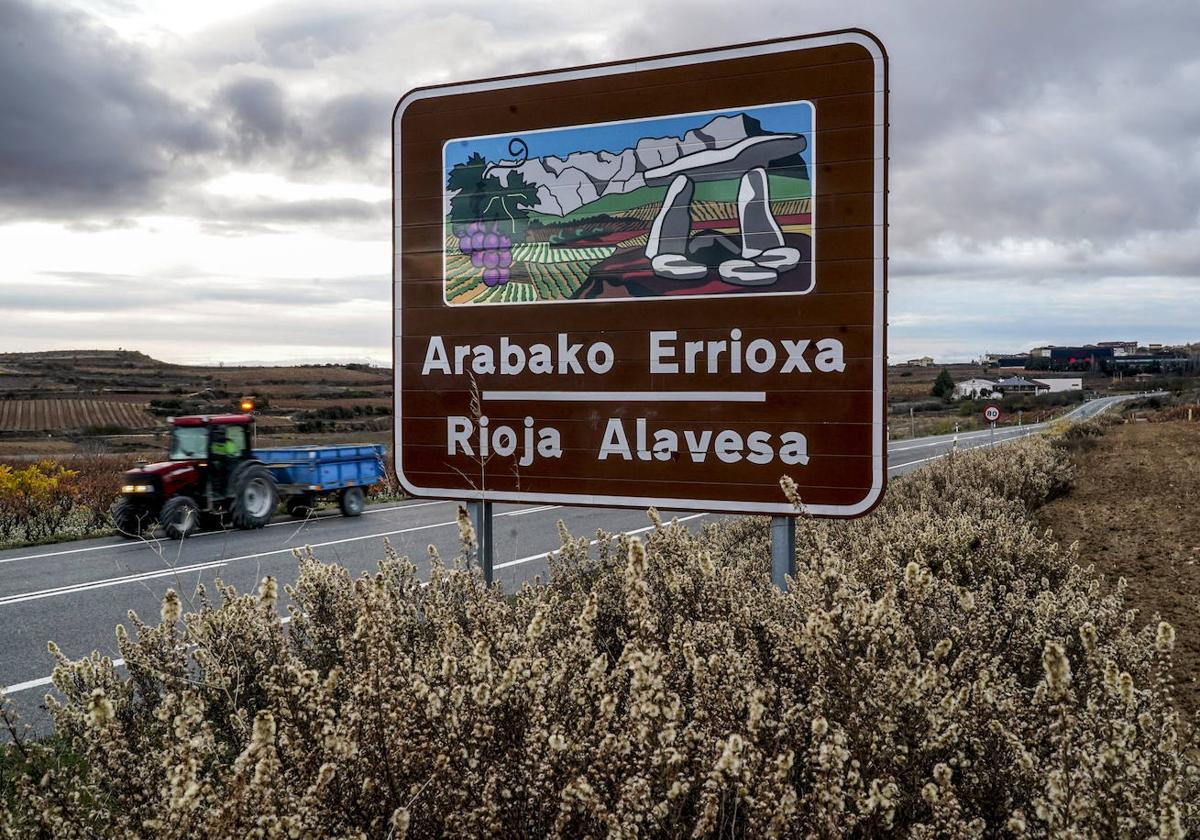 Una de las señales viarias que da entrada a la comarca de Rioja Alavesa.