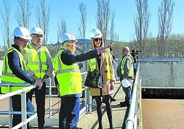 La alcaldesa recorrió la EDAR para conocer el avance de las obras. El decantador secundario ya esta listo y la excavación del tanque de tormentas, también.