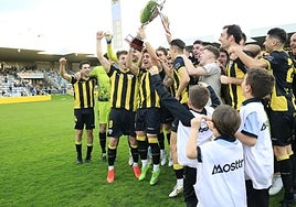 El Barakaldo alza el trofeo de campeón de grupo de Tercera Federación