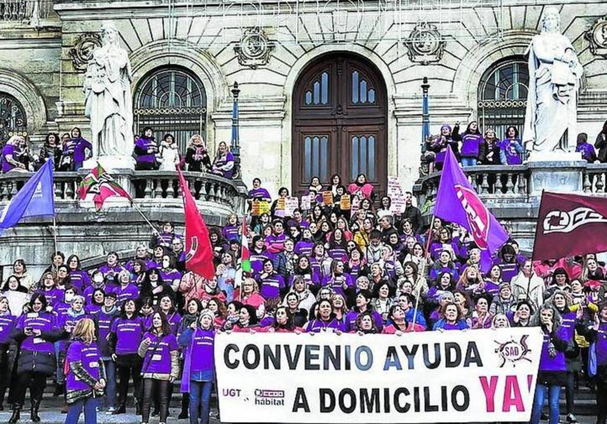 Protesta de las trabajadoras de ayuda a domicilio en el Ayuntamiento.