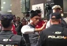 Los jugadores de Perú se enfrentan a empujones a la Policía en un hotel de Madrid