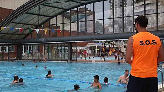 Quejas por el mal estado de las piscinas de Santurtzi: «Los niños salen del agua temblando de frío»