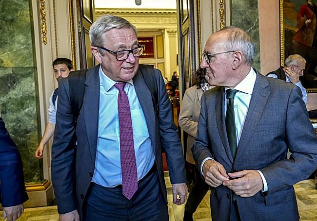 Elosegi, presidente de las Juntas, con González, diputado general.