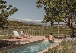 Entre viñedos y de diseño: una pareja bilbaína construye la casa rural de sus sueños.