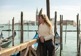 Eva García Sáenz de Urturi, en una parada de góndolas en Venecia.