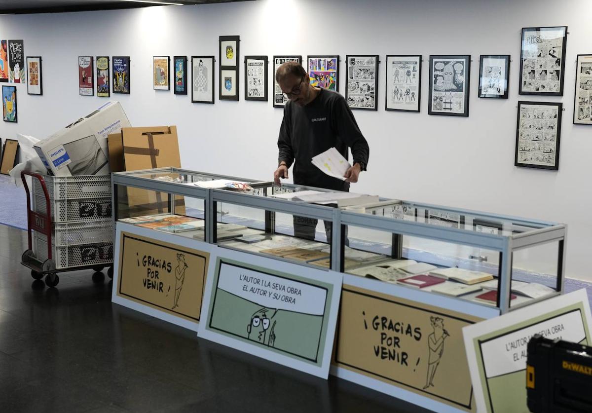 Preparativos del Salón del Cómic de Barcelona, que abre sus puertas este viernes.