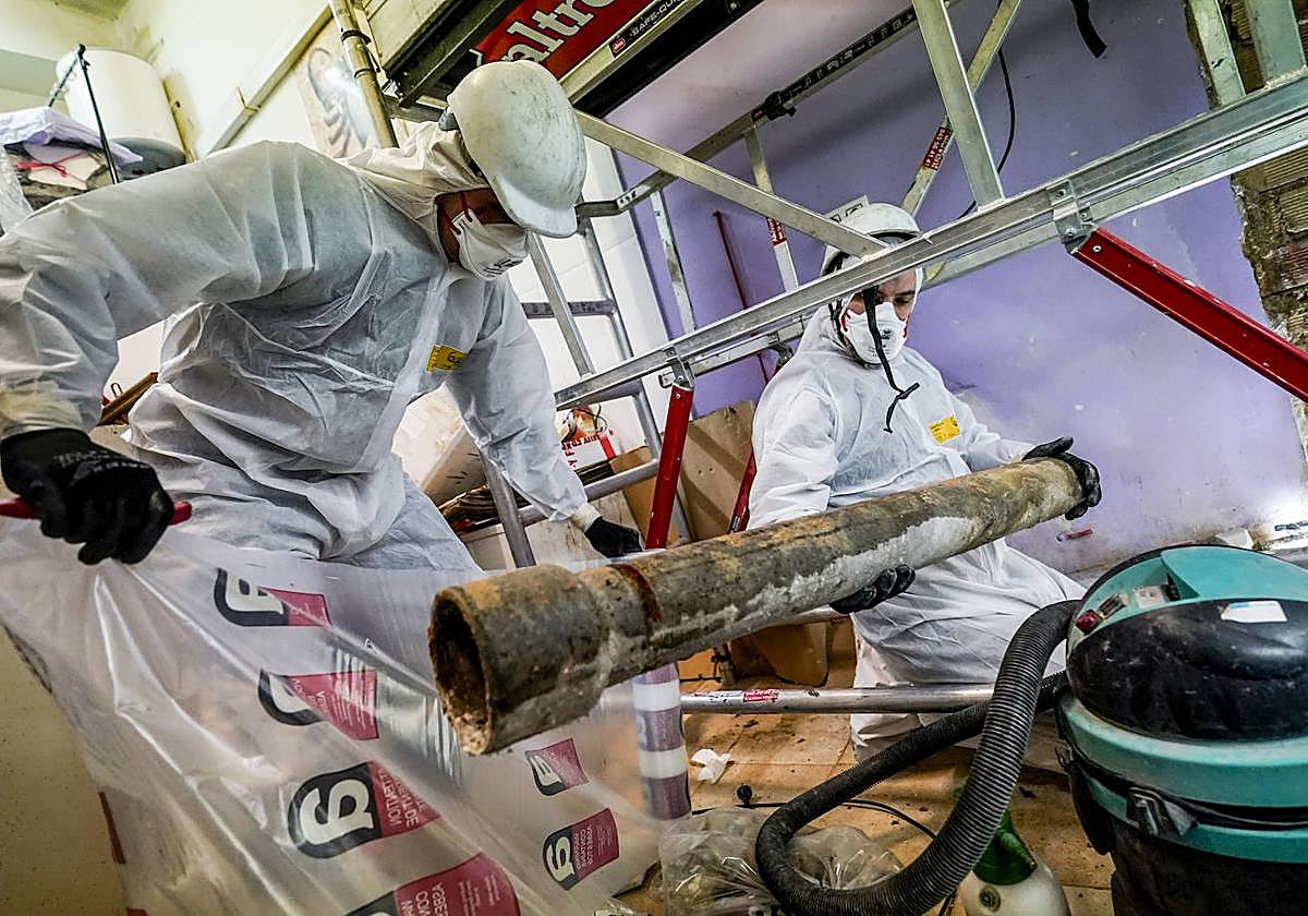 Operarios retirando recientemente amianto en un edificio de Vitoria,