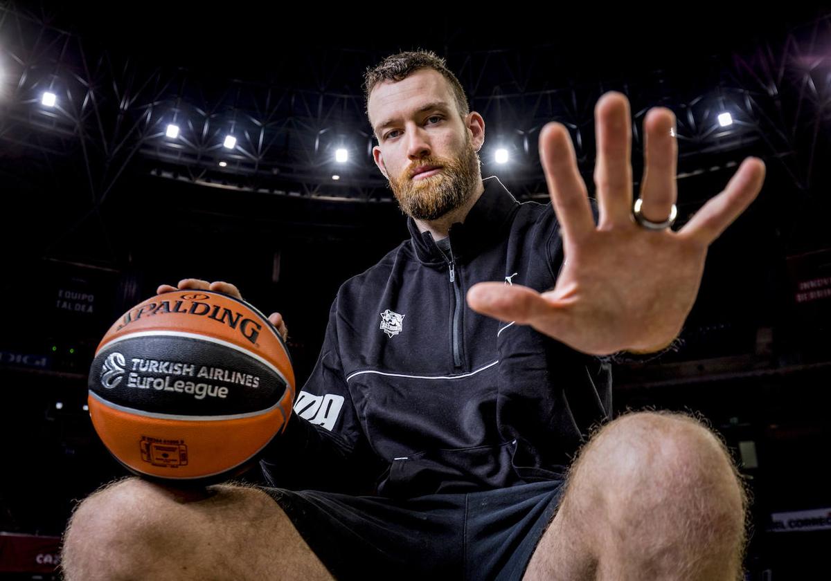 Matt Costello,antes de la sesión de recuperación matinal de ayer en el Buesa.