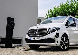 Un vehículo eléctrico en una estación de recarga.