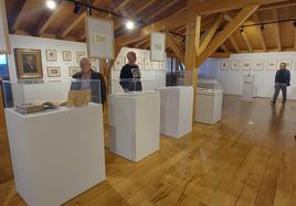 Miembros de la asociación artística Benito Barrueta de Bermeo contemplan la exposición dedicada al pintor en el Museo del Pescador.