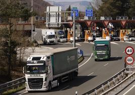 Varios camiones cruzan el peaje de Altube en sentido Vitoria.