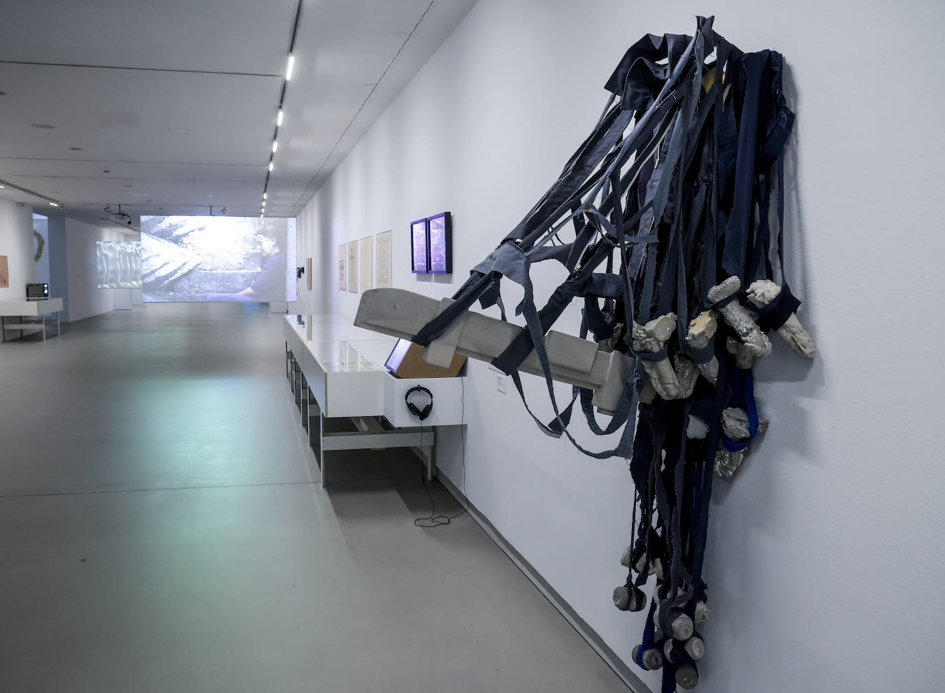 Daniel LLaría entró en la colección del museo con 'Get-Rich #16' (2019), una obra realizada con los buzos de trabajo de su padre,