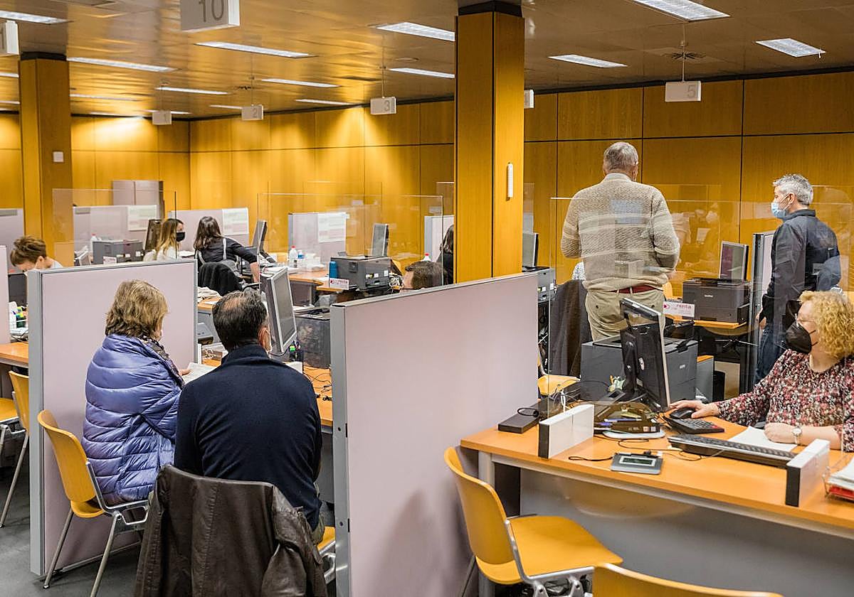 Contribuyentes tramitando la declaración de la renta en las oficinas de la Hacienda Foral en Vitoria.