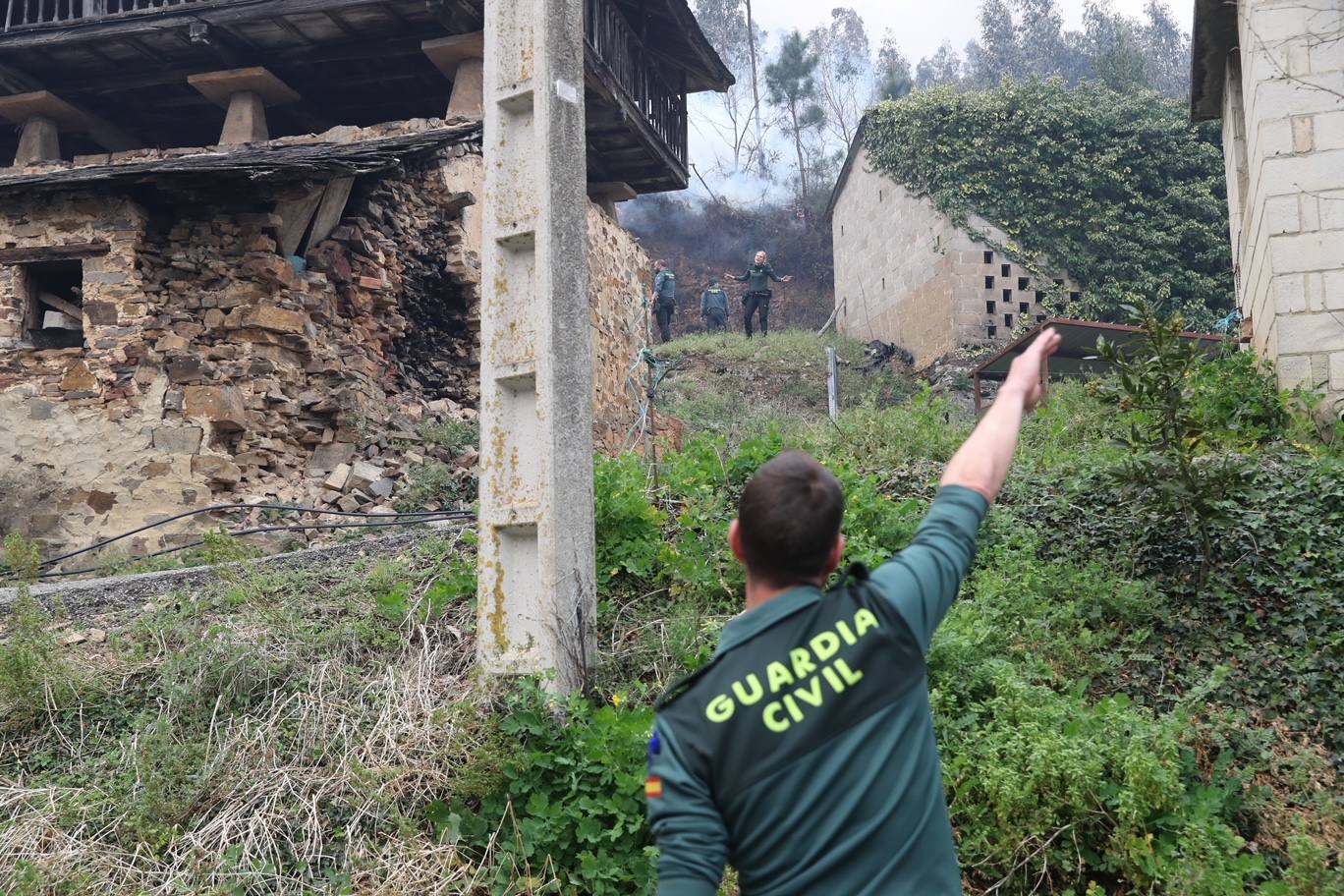 La Guardia Civil desaloja una aldea en Valdés