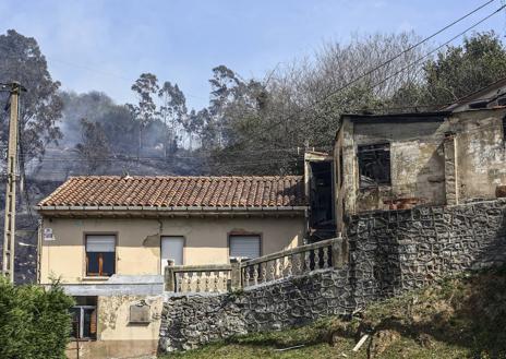 Imagen secundaria 1 - Desolación entre los cientos de evacuados: «Es muy triste tener que dejar todas tus cosas, los animales...»