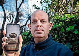 Jorge Feuchtwanger muestra en su teléfono la imagen del pequeño recipiente de plata.