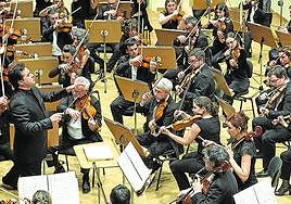 Robert Treviño al frente de la Euskadiko Orkestra, en uno de los conciertos de la gira.