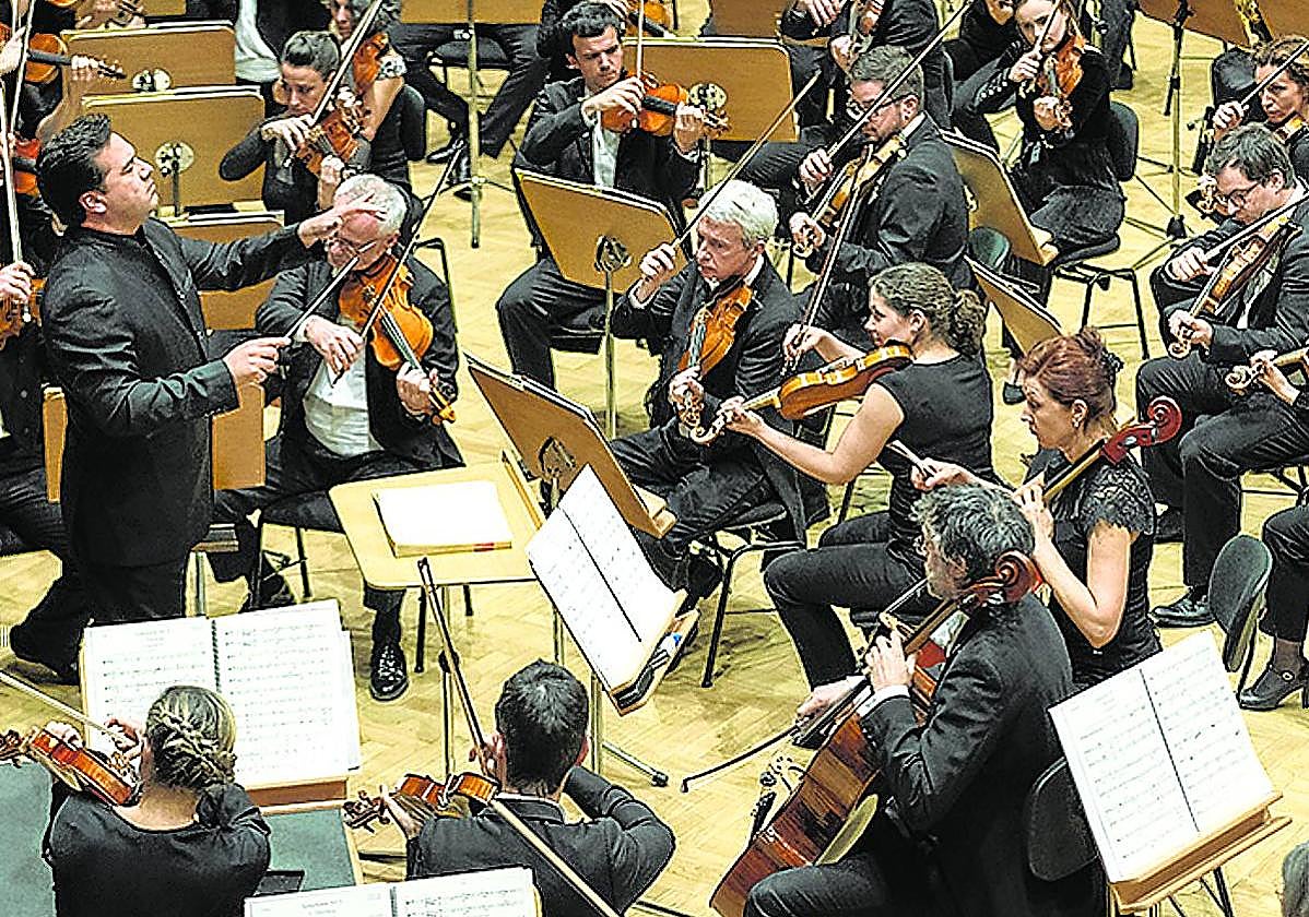 Robert Treviño al frente de la Euskadiko Orkestra, en uno de los conciertos de la gira.