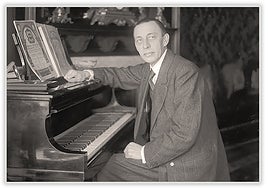 El compositor e intérprete ante su piano Steinway.