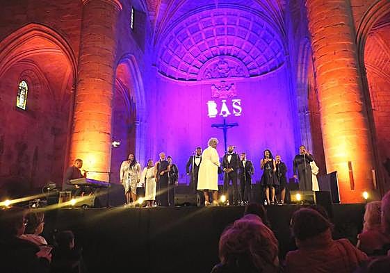 Abriendo con 'Amen'.