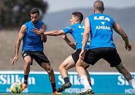 Abde busca regatear a Imanol Baz en un entrenamiento de esta semana.