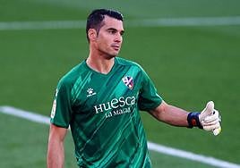 Andrés Fernández gesticula durante un partido de su etapa actual en el Huesca, que arrancó en el verano de 2020.