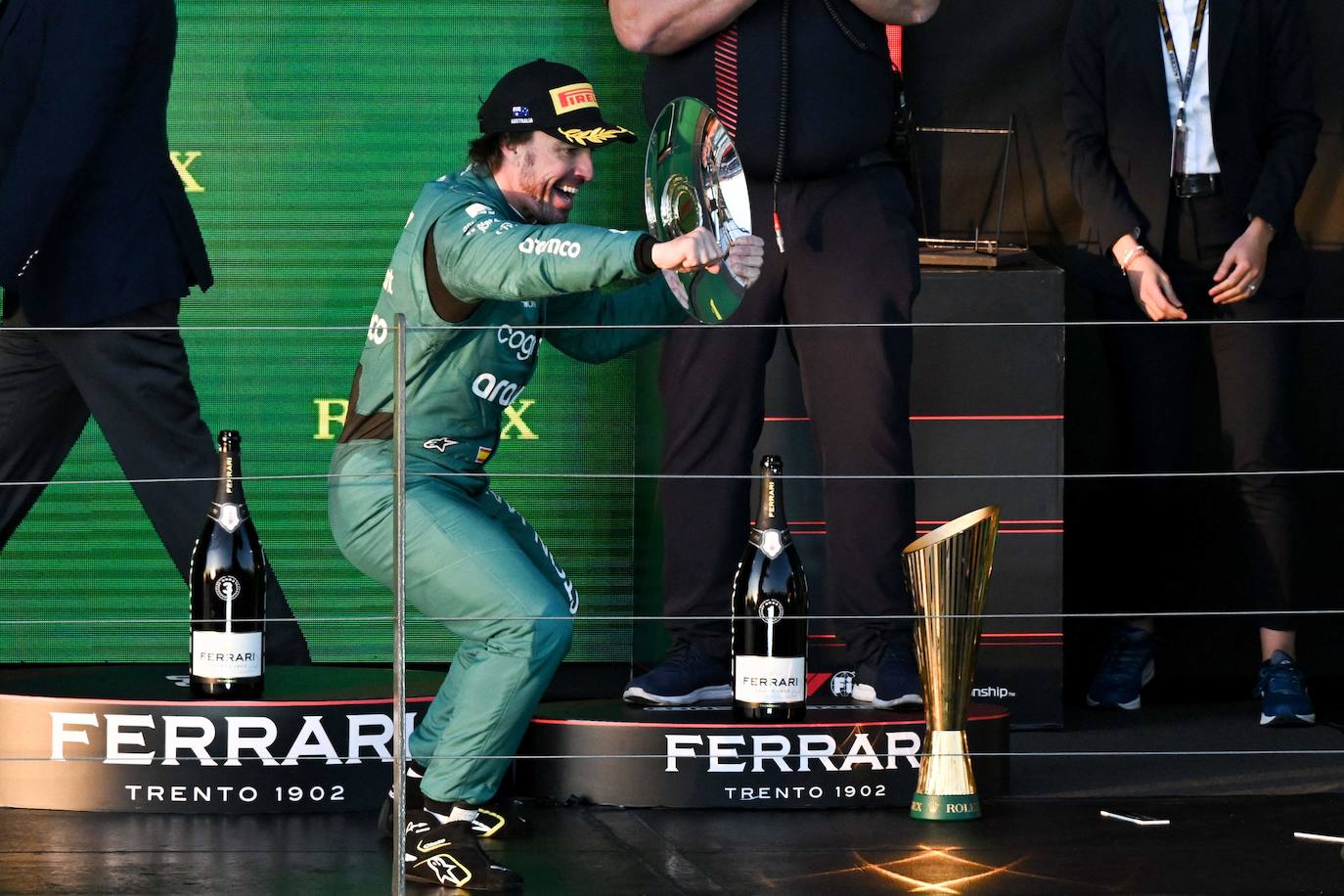 Alonso celebra su tercera posición por todo lo alto.